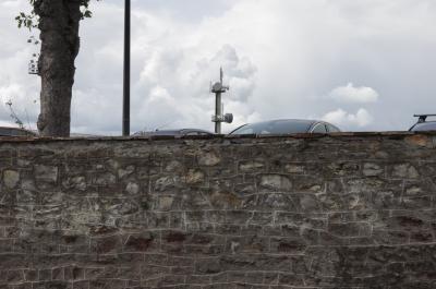 photograph “V.2014” par David Farreny — www.farreny.net — France, mur, wall, pierre, stone, arbre, tree, voitures, cars, poteau, post, pole, tour, tower, paraboles, antennes, antennas, dishes, satellite, métal, metal, verre, glass, nuages, clouds, feuilles, leaves, Occitanie, Aveyron, Rouergue, Rodez