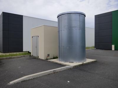 photograph “VI.2014 — Containers” par David Farreny — www.farreny.net — France, entrepôts, warehouses, cuve, tank, métal, metal, tôle ondulée, corrugated iron, bitume, blacktop, asphalte, asphalt, béton, concrete, porte, door, volumes, formes, shapes, géométriques, geometric, geometrical, rivets, cube, cylindre, cylinder, parallélépipède, parallelepiped, géométrie, geometry, herbe, grass, coquelicot, poppy, Occitanie, Aveyron, Rouergue, Sébazac-Concourès