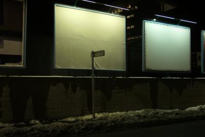 photograph “I.2019” par David Farreny — www.farreny.net — Andorre, Andorre-la-Vieille, Andorra la Vella, capitale, capital, ville, city, principauté, principality, dans quel pays dans quelle principauté, nuit, night, soir, evening, hiver, winter, neige, snow, panneaux, affichage, billboards, advertising, publicité, pub, ad, vide, blank, blanc, white, éclairage, lighting, néon, neon, panneau, roadsign, immeuble, bâtiment, building, froid, cold, rue, street, mur, wall, Andorra