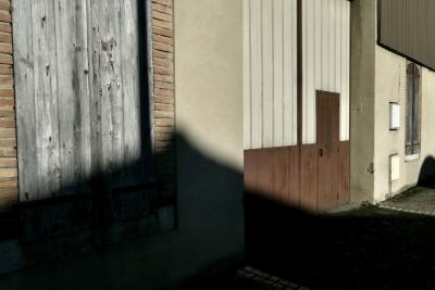 photograph “XII.2023” par David Farreny — www.farreny.net — France, Occitanie, Tarn-et-Garonne, Caussade, garage, portail, gate, métal, metal, volets, shutters, bois, wood, vieux, old, brique, brick, porte, door, ombre, shadow, hiver, winter, trottoir, pavement