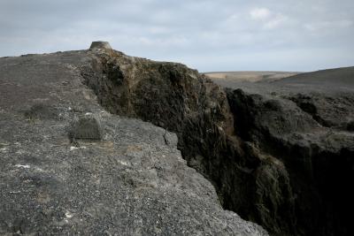 photograph “II.2018 — Lancerotte, 233” par David Farreny — www.farreny.net — Espagne, Spain, España, Canaries, Canarias, Lanzarote, Lancerotte, Yaiza, Papagayo, île, island, rocher, rock, Playa Blanca, montagne, mountain, gouffre, chasm, précipice, precipice, noir, black, sombre, dark, nuages, clouds, paysage, landscape