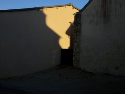 photograph “II.2015” par David Farreny — www.farreny.net — France, murs, walls, maisons, houses, portail, gate, pierre, stone, ciment, cement, béton, concrete, lumière, light, ombre, shadow, toit, roof, traces, marks, cheminée, chimney, coin, corner, ciel, sky, Occitanie, Aveyron, Rouergue, Balsac