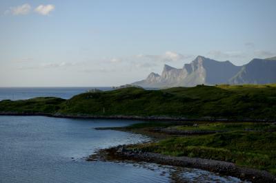 photograph “VII.2017 — Run away to the North, 251” par David Farreny — www.farreny.net — Norvège, Norway, Norge, Norvège du Nord, Nord-Norge, Nordland, Flakstad, Torvøya, mer, sea, océan, ocean, eau, water, rivage, seashore, montagne, mountain, soir, evening, sommets, peaks, pics, paysage, landscape, Fredvang