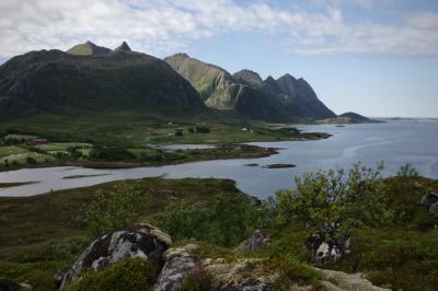 photograph “VII.2017 — Run away to the North, 115. Meanwhile in Kråkberget” par David Farreny — www.farreny.net — Norvège, Norway, Norge, Nord-Norge, Nordland, Bø, Kråkberget, Vesterålen, fjord, Møklandsfjorden, montagnes, mountains, Tåa, Kvanntotinden, Spikartinden, rochers, rocks, tourbe, peat, maisons, houses, rouge, Falun, red, pics, peaks, paysage, landscape, mer, sea, eau, water, lichen, arbuste, shrub, carte postale, postcard, Arctique, Arctic