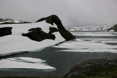 photograph “VII.2012 — Run away to the North, 185” par David Farreny — www.farreny.net — Norvège, Norway, Norge, Sogn og Fjordane, Hordaland, Skjelingen, Skjelingavatnet, Hopperstad, lac, lake, eau, water, neige, snow, glace, ice, rocher, rock, montagne, mountain, froid, cold, brume, mist, nature, paysage, landscape
