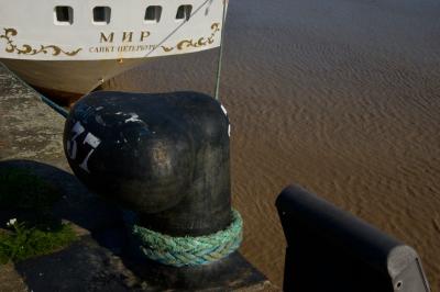 photograph “XI.2017” par David Farreny — www.farreny.net — France, Aquitaine, Gironde, Bordeaux, quai, quay, bitte, amarrage, mooring, cock, bateau, boat, navire, ship, russe, Russian, cyrillique, Cyrillic, corde, rope, cordage, roping, eau, water, fleuve, river, pierre, stone, hublots, portholes, métal, metal, numéro, number, nombre, 37, Saint-Pétersbourg, Saint Petersburg, Санкт-Петербург
