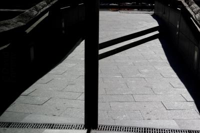 photograph “X.2021 — Whatever” par David Farreny — www.farreny.net — Andorre, Andorra, Escaldes-Engordany, passage, miroir, glace, mirror, reflet, reflection, pierre, stone, dallage, paving, marches, steps, poteau, post, pole, bois, wood, grille, ombre, shadow, ville, city