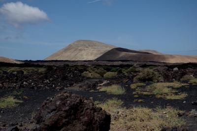 photograph “V.2016 — Lancerotte, 68” par David Farreny — www.farreny.net — Espagne, Spain, España, Canarias, Canary, Canaries, Lanzarote, Lancerotte, TInajo, île, island, volcans, volcanoes, montagnes, mountains, paysage, landscape, lave, lava, nuage, cloud, rocher, rock, cratères, craters, herbe, grass