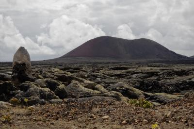 photograph “V.2016 — Lancerotte, 51” par David Farreny — www.farreny.net — Espagne, Spain, España, Canaries, Canary, Canarias, Lanzarote, Lancerotte, île, island, volcan, volcano, montagne, mountain, rouge, red, Caldera colorada, lave, lava, rocher, roc, rock, nuages, clouds, Masdache, paysage, landscape, borne, milestone, San Bartolomé