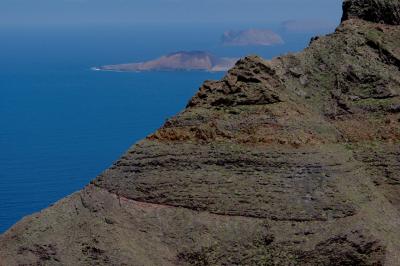 photograph “V.2016 — Lancerotte, 13” par David Farreny — www.farreny.net — Espagne, España, Spain, Canaries, Canarias, Canary, Lanzarote, Lancerotte, île, island, paysage, landscape, pyramide, pyramid, pierre, stone, montagne, mountain, Valle de Abajo, mer, sea, océan, ocean, eau, water, îles, islands, horizon