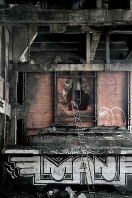 photograph “III.2010 — Man” par David Farreny — www.farreny.net — France, Occitanie, Tarn, Blaye-les-Mines, usine, factory, industrie, industry, abandon, abandoned, délabrement, decay, gravats, rubble, brique, brick, laverie, washing plant, métal, metal, chaîne, chain, échelle, ladder, tag, graffiti, Man, poutres, beams, bâtiment, building, immeuble