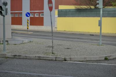 photograph “II.2020” par David Farreny — www.farreny.net — Portugal, Lisbonne, Lisboa, Lisbon, ville, city, capitale, capital, rue, street, carrefour, crossing, panneaux, signs, roadsigns, feux, lights, murs, walls, jaune, yellow, rouge, red, trottoir, pavement, pierre, stone, arbre, tree, statue, asphalte, asphalt, bitume, blacktop, métal, metal, sens interdit, one way