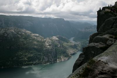 photograph “VII.2012 — Run away to the North, 50” par David Farreny — www.farreny.net — Norvège, Norway, Norge, Ryfylke, Rogaland, Forsand, Preikestolen, Prekestolen, La Chaire, Preacher's Pulpit, Pulpit Rock, fjord, Lysefjord, paysage, landscape, montagne, mountain, roc, roche, rocher, rock, pierre, stone, eau, water, nuages, clouds, falaise, cliff, randonneurs, hikers, randonnée, hike, vide, void, carte postale, postcard