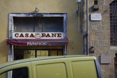 photograph “X.2019” par David Farreny — www.farreny.net — Italie, Italia, Italy, Toscane, Toscana, Tuscany, Pise, Pisa, Volterra, boulangerie, bakery, Casa del Pane, panificio, baker, boulanger, magasin, store, shop, via Don Minzoni, rue, street, ville, city, pierre, stone, voiture, car, fourgonnette, minivan, jaune, yellow, enseigne, sign, lampes, lamps, plaque, plate, grille, railings, gouttière, drainpipe, métal, metal, fenêtre, window, porte, door, papillon, butterfly, profusion