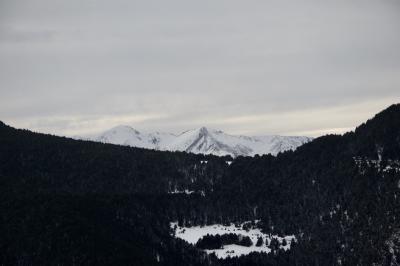 photograph “III.2024” par David Farreny — www.farreny.net — Andorre, Andorra, Canillo, Pyrénées, Pyrenees, montagnes, mountains, paysage, landscape, forêt, forest, arbres, trees, neige, snow, hiver, winter, chaîne, chain, nuages, clouds, gris, grey, gray, noir, black