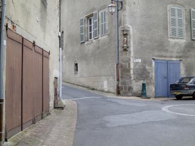 photograph “VII.2013 — Eternity as in Le Dorat” par David Farreny — www.farreny.net — France, Limousin, Haute-Vienne, Le Dorat, place Saint-Jean, place, square, rue, street, ville, city, village, murs, walls, coin, corner, angle, gouttières, drainpipes, garages, portails, portes, doors, voiture, car, fontaine, fountain, province, lampadaire, lamp, métal, metal, bois, wood, bitume, blacktop, asphalte, asphalt, statue, plaque, sign, éternité, eternity