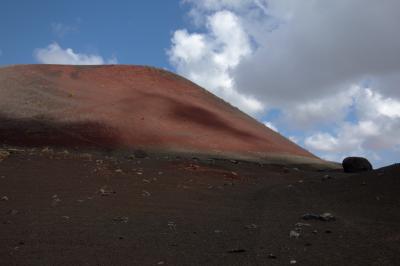 photograph “V.2016 — Lancerotte, 25” par David Farreny — www.farreny.net — Espagne, Spain, España, Canaries, Canary, Canarias, Lanzarote, Lancerotte, île, island, volcan, volcano, montagne, mountain, rouge, red, Caldera colorada, lave, lava, rocher, roc, rock, nuages, clouds, Masdache, ombres, shadows, paysage, landscape