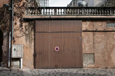photograph “III.2012 — Mixed media” par David Farreny — www.farreny.net — France, garage, portail, gate, métal, metal, tôle ondulée, corrugated iron, mur, wall, balustres, balusters, balustrade, rue, street, ville, city, panneau, roadsign, terrasse, terrace, trottoir, pavement, lampadaire, lamp, pavage, paving, armoire, électrique, electrical, box, fils, wires, câbles, cables, treillis, treillage, trellis, Occitanie, Aveyron, Rouergue, Rodez