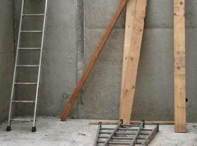 photograph “V.2009” par David Farreny — www.farreny.net — France, Occitanie, Aveyron, Rouergue, Rodez, chantier, construction site, travaux, works, mur, paroi, wall, béton, concrete, gris, grey, gray, planches, planks, bois, wood, échelles, ladders, métal, metal, coin, corner, angle