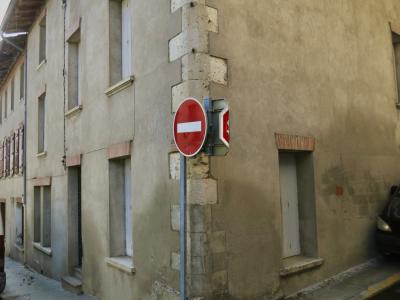 photograph “XII.2024” par David Farreny — www.farreny.net — France, Occitanie, Tarn-et-Garonne, Lomagne, Beaumont-de-Lomagne, village, bourgade, town, maison, house, fenêtres, windows, volets, shutters, bois, wood, brique, brick, crépi, roughcast, ciment, cement, pierre, stone, câble, cable, fil, wire, angle, coin, corner, panneaux, signs, métal, metal, sens interdit, one way, stop, plié, folded, routiers, roadsigns, voiture, car, phare, headlight, marches, steps, toit, roof, gouttière, gutter, drainpipe, rue, street