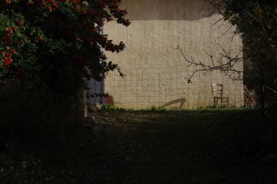 photograph “XI.2018 — Observation post” par David Farreny — www.farreny.net — France, campagne, countryside, maison, house, arbres, trees, mur, wall, chaise, chair, grillage, fencing, clôture, fence, métal, metal, bois, wood, volet, shutter, jardin, garden, automne, autumn, fall, Occitanie, Gascogne, Gers, Jegun