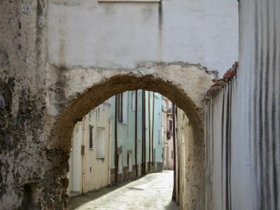 photograph “V.2014” par David Farreny — www.farreny.net — Italie, Italy, Italia, Sardaigne, Sardinia, Sardegna, Sardigna, Nuoro, Orosei, rue, street, maisons, houses, arc, arch, passage, traînées, streaks, smears, lignes, lines, pierre, stone, ciment, cement, porte, door, fenêtres, windows