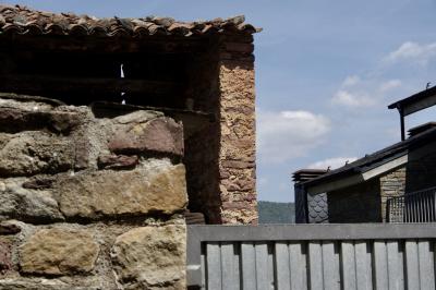 photograph “VI.2023 — Whatever” par David Farreny — www.farreny.net — Espagne, Spain, España, Espanya, Catalogne, Catalonia, Cataluña, Catalunya, Lérida, Lleida, Alt Urgell, Ribera d'Urgellet, El Pla de Sant Tirs, village, maisons, houses, grange, barn, pierre, stone, portail, gate, métal, metal, toit, roof, tuiles, tiles, ardoises, slate, rambarde, guardrail, nuages, clouds