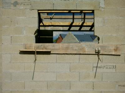 photograph “V.2012” par David Farreny — www.farreny.net — France, chantier, construction, building, site, maisons, houses, mur, wall, parpaings, breeze-blocks, planche, plank, bois, wood, charpente, roof structure, solive, joist, toits, toitures, roofs, roofing, pignons, gables, fenêtre, window, Occitanie, Rouergue, Aveyron, Olemps