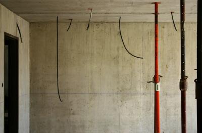 photograph “III.2007” par David Farreny — www.farreny.net — France, Occitanie, Aveyron, Rouergue, Rodez, chantier, construction site, travaux, works, béton, concrete, pièce, room, porte, door, coin, corner, angle, étais, maçon, mason, props, métal, metal, tuyaux, pipes, rouge, red