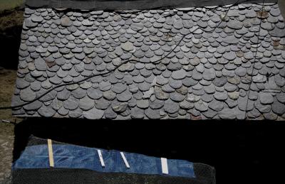 photograph “VI.2023” par David Farreny — www.farreny.net — Andorre, Andorra, Canillo, toit, roof, vieux, old, ancien, ardoises, lauzes, plates, tuiles, tiles, pierre, stone, écailles, scales, câble, fil, tire, ombre, shadow, bâche, sheet, plastique, plastic, bleu, blue, planches, plants, bois, wood, grillage, fencing