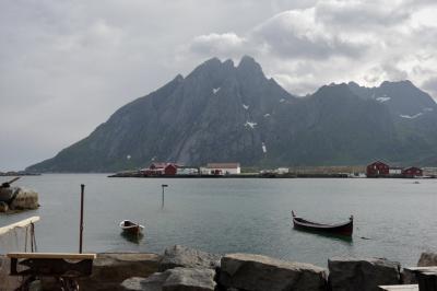 photograph “VII.2017 — Run away to the North, 248” par David Farreny — www.farreny.net — Norvège, Norway, Norge, Norvège du Nord, Nord-Norge, Nordland, Flakstad, Sund, Lofoten, pêche, fishing, port, harbour, harbor, village, maisons, houses, mer, sea, eau, water, montagne, mountain, pic, peak, summit, Ølkontinden, bateaux, boats, rochers, rocks, nuages, clouds