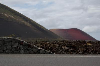 photograph “V.2016 — Lancerotte, 21” par David Farreny — www.farreny.net — Espagne, España, Spain, Canaries, Canary, Canarias, Lanzarote, Lancerotte, île, island, volcans, volcanoes, montagnes, mountains, Caldera colorada, lave, lava, route, road, asphalte, asphalt, bitume, blacktop, pierre, stone, muret, low wall, angles, paysage, landscape, Masdache