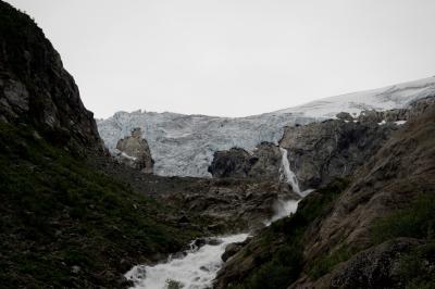 photograph “VIII.2014 — Run away to the North, 109” par David Farreny — www.farreny.net — Norvège, Norway, Norge, Hordaland, Odda, Buer, Buerbreen, glacier, glace, ice, montagne, mountain, paysage, landscape, rocher, rock, cascade, waterfall, eau, torrent, water, énorme, huge, falaise, cliff, violent