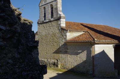 photograph “X.2020 — Celebration of Saint-Paul-de-Baïse” par David Farreny — www.farreny.net — France, Occitanie, Gascogne, Gers, Saint-Paul-de-Baïse, église, church, pierre, stone, toit, roof, clocher, tower, cloches, bells, coin, corner, angle, tuiles, tiles, génoises, rocher, rock, ombre, shadow, religion, catholicisme, Catholicism, village, gouttière, drainpipe, métal, metal