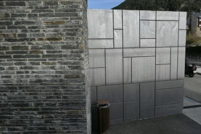 photograph “XI.2022” par David Farreny — www.farreny.net — Andorre, Andorra, Canillo, mur, wall, pierre, stone, paroi, poubelle, trash, bin, rue, street, asphalte, asphalt, bitume, blacktop, rambarde, guardrail, moto, motorbike, montagne, mountain, immeuble, building, bâtiment, arbre, tree