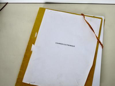 photograph “[Interlude] The administration” par David Farreny — www.farreny.net — France, Occitanie, Rouergue, Aveyron, Rodez, dossier, solder, papier, paper, bureaucratie, bureaucracy, archaïsme, archaism, courrier électronique, electronic mail, vieux, old, élastique, elastic, table