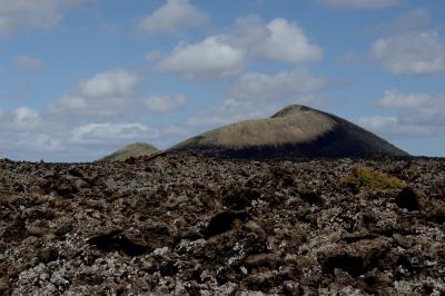 photograph “V.2016 — Lancerotte, 71” par David Farreny — www.farreny.net — Espagne, Spain, España, Canaries, Canarias, Canary, Lanzarote, Lancerotte, TInajo, île, island, volcans, volcanoes, montagnes, mountains, paysage, landscape, lave, lava, nuages, clouds, rocher, rock, cratères, craters
