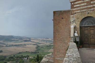 photograph “VIII.2022” par David Farreny — www.farreny.net — Italie, Italia, Italy, Toscane, Toscana, Tuscany, Sienne, Siena, Montepulciano, convento, San Francesco, couvent, Saint-François, vue, view, paysage, landscape, brique, brick, pierre, stone, terrasse, terrace, campagne, countryside, maisons, houses, porte, door, bois, wood, statue