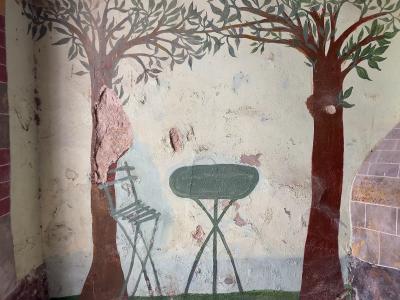 photograph “III.2021 — Memories of Gascony” par David Farreny — www.farreny.net — France, Aquitaine, Lot-et-Garonne, Francescas, Gascogne, mur, wall, fresque, fresco, peinture, painting, jardin, garden, chaise, chair, table, métal, metal, arbres, trees, coin, corner, angle, feuillage, foliage, feuilles, leaves, branches, village, souvenir