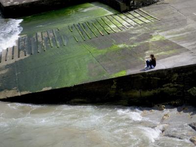 photograph “IV.2013” par David Farreny — www.farreny.net — France, Aquitaine, Pyrénées-Atlantiques, Pays basque, Biarritz, vieux port, old harbour, rampe, ramp, slope, cale, mise à l'eau, launch, launching, slipway, béton, concrete, mer, sea, océan, ocean, eau, water, vagues, waves, rochers, rocks, jeune fille, girl, adolescente, teenager, blonde, spectatrice, onlooker, viewer, assise, seating, sitted, vert, green