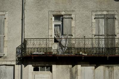 photograph “III.2025 — Time expired” par David Farreny — www.farreny.net — France, Occitanie, Tarn-et-Garonne, Puylaroque, village, maison, house, pierre, stone, mur, wall, fenêtres, windows, crépi, roughcast, métal, metal, volets, shutters, ombre, shadow, bois, wood, vieux, old, abandonné, abandoned, balcon, balcony, rambarde, guardrail, gouttière, drainpipe, rideau, curtain, courant d'air, draft, vent, wind, verre, vitre, glass, cassé, broken, passé, past, oubli, oblivion, dépression, depression