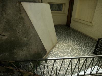 photograph “V.2016 — Faces of home, 116” par David Farreny — www.farreny.net — France, maison, house, cour, yard, courtyard, intérieure, inner, barrière, garde-fou, guardrail, carrelage, tiling, métal, metal, volets, shutters, fenêtres, windows, ciment, cement, pierre, stone, mur, wall, paroi, domicile, home, Occitanie, Gascogne, Gers, Auch