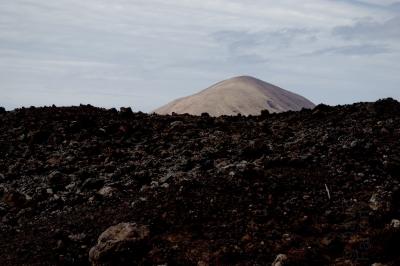 photograph “V.2016 — Lancerotte, 50” par David Farreny — www.farreny.net — Espagne, Spain, España, Canaries, Canary, Canarias, Lanzarote, Lancerotte, île, island, volcan, volcano, montagne, mountain, lave, lava, champ, field, paysage, landscape, noir, black, Tinajo, nuages, clouds