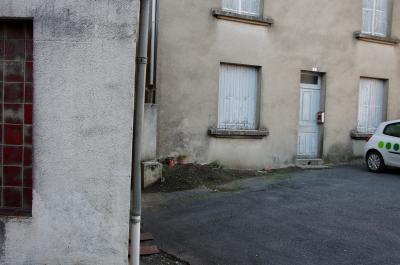 photograph “II.2014 — Faces of home, 75” par David Farreny — www.farreny.net — France, rue, street, maison, house, ciment, cement, gris, grey, gray, voiture, car, porte, door, fenêtres, windows, volets, shutters, gouttières, drainpipes, carrelage, tiling, bitume, blacktop, asphalte, asphalt, coin, corner, angle, pots de fleurs, plant pots, boîte à lettres, letterbox, mailbox, domicile, home, Occitanie, Aveyron, Rouergue, Réquista