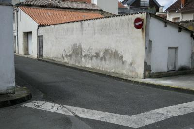 photograph “V.2019 — Whatever” par David Farreny — www.farreny.net — France, Aquitaine, Nouvelle-Aquitaine, Charente-Maritime, Saintonge, Saint-Jean-d'Angély, ville, city, bourgade, town, rue, street, maisons, houses, murs, walls, béton, concrete, ciment, cement, stop, panneau, sign, routier, roadsign, sens interdit, one way, no entry, toit, roof, tuiles, tiles, portes, doors, fenêtres, windows, bitume, blacktop, asphalte, asphalt, coins, corners, angles, trottoir, pavement, câbles, cables, fils, wires, balcon, balcony, dépression, depression