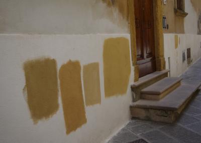 photograph “X.2019 — Faces of home, 112” par David Farreny — www.farreny.net — Italie, Italia, Italy, Toscane, Toscana, Tuscany, Pise, Pisa, Volterra, rue, street, ville, city, mur, wall, porte, door, bois, wood, marches, steps, pierre, stone, peinture, paint, ocre, ochre, beige, numéro, number, 22, domicile, home