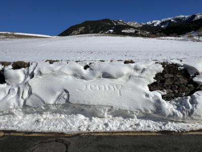 photograph “I.2024 — Temporary name” par David Farreny — www.farreny.net — Andorre, Andorra, Canillo, montagne, mountain, Pyrénées, Pyrenees, route, road, bitume, blacktop, asphalte, asphalt, ligne, line, jaune, yellow, mur, paroi, wall, pierre, stone, neige, snow, hiver, winter, champ, field, pré, meadow, ciel, sky, froid, cold, prénom, first name, Jenny, écriture, writing, signature