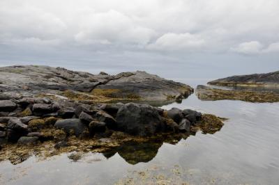 photograph “VII.2017 — Run away to the North, 196” par David Farreny — www.farreny.net — Norvège, Norway, Norge, Norvège du Nord, Nord-Norge, Nordland, Flakstad, Ramberg, Moskenesoya, Lofoten, mer, sea, eau, water, rochers, rocks, rivage, shore, seashore, paysage, landscape, marin, seascape, ciel, sky, nuages, clouds, reflet, reflection, Nesland, Kvalvik