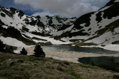 photograph “VI.2018” par David Farreny — www.farreny.net — Andorre, Andorra, Tristaina, Tristagne, cirque, circ, Estany primer, Ordino, Pyrénées, Pyrenees, montagnes, mountains, neige, snow, névés, patches, eau, water, glace, ice, sommets, peaks, paysage, landscape, herbe, grass, nuages, clouds, arbres, trees, nature