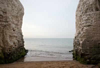 photograph “VII.2010 — King\'s gate” par David Farreny — www.farreny.net — Royaume-Uni, United Kingdom, Angleterre, England, GB, UK, Thanet, Isle of Thanet, Kingsgate, Manche, Channel, mer, sea, Botany Bay, Broadstairs, Kent, plage, beach, sable, sand, falaise, cliff, porte, door, gate, craie, chalk, mur, wall, rocher, rock, graffiti, vague, wave, horizon, seascape, paysage, landscape, rivage, seashore